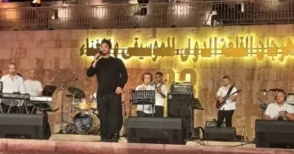 جمهور القلعة يرقص على أنغام ”خطوة” و”100 وش” فى حفل مصطفى حجاج