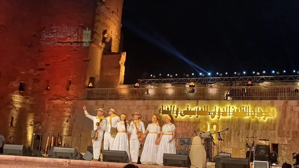 فرقة ”لاثونا جايتيرا” الكولومبية تبهر جمهور مهرجان القلعة بالفلكلور اللاتيني