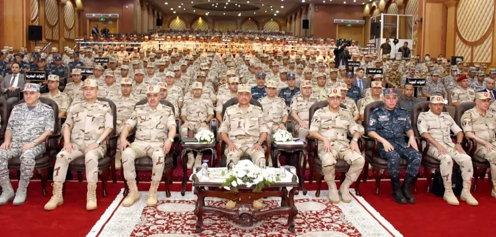 وزير الدفاع يلتقى بعدد من مقاتلى المنطقة الشمالية العسكرية.. صور