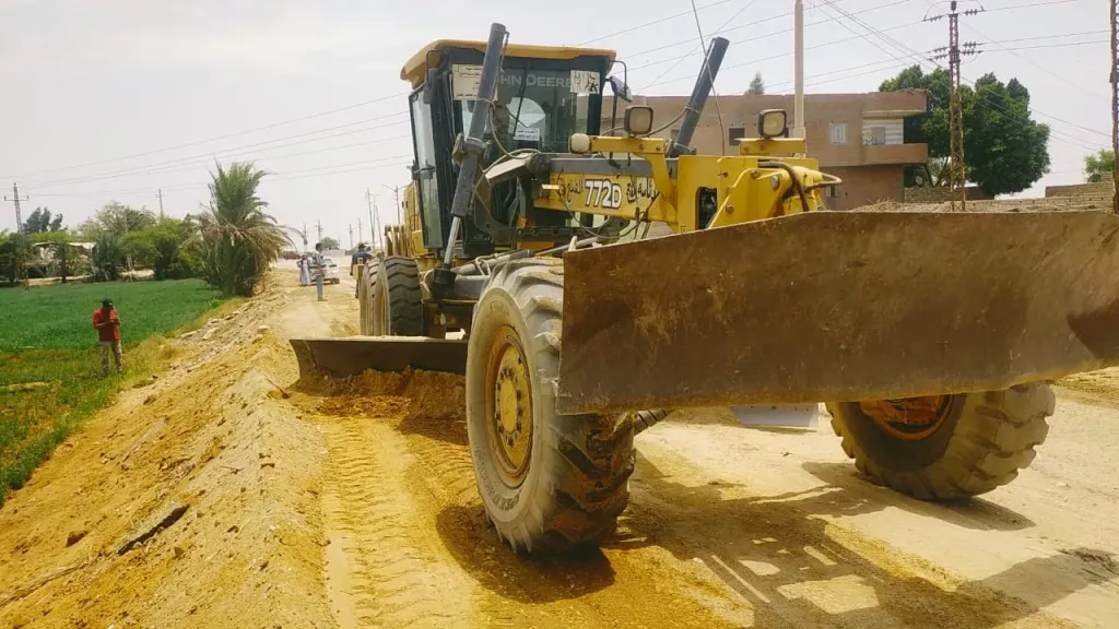 محافظ أسيوط: حملات دورية لرفع المخلفات وتمهيد شوارع