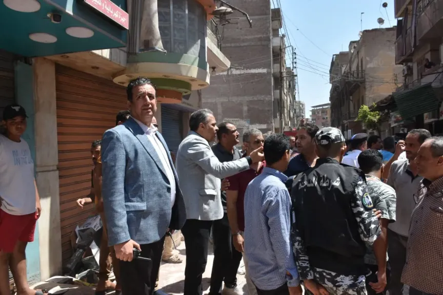 محافظ الشرقية ينتقل لتفقد موقع إنهيار عقار بشارع مولد النبي بمدينة الزقازيق