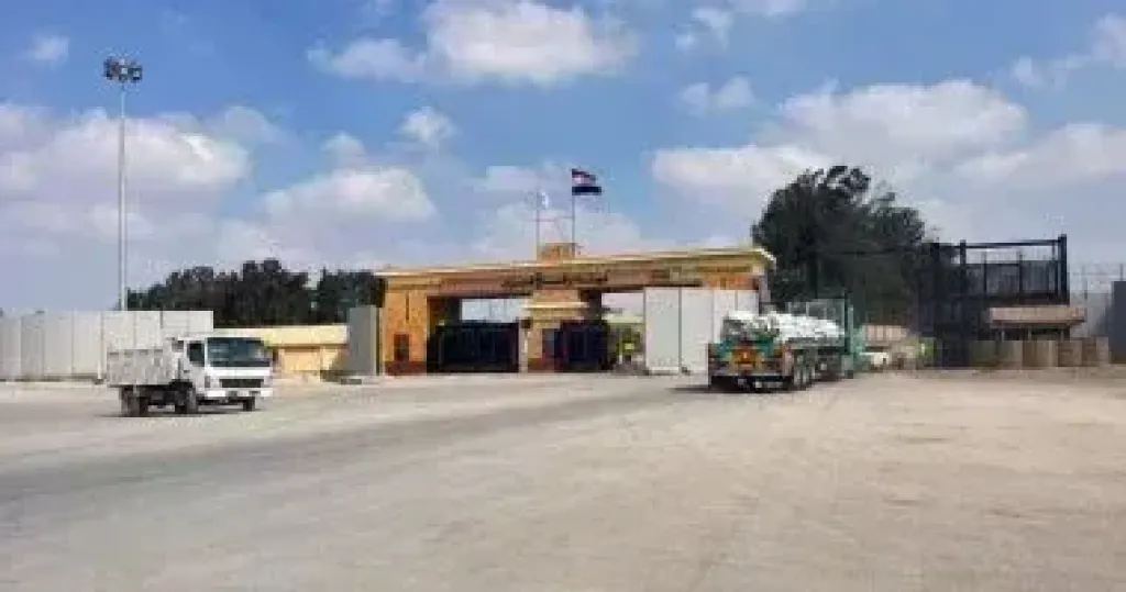 عبور 19 شاحنة مساعدات إماراتية معبر رفح إلى الفلسطينيين بقطاع غزة