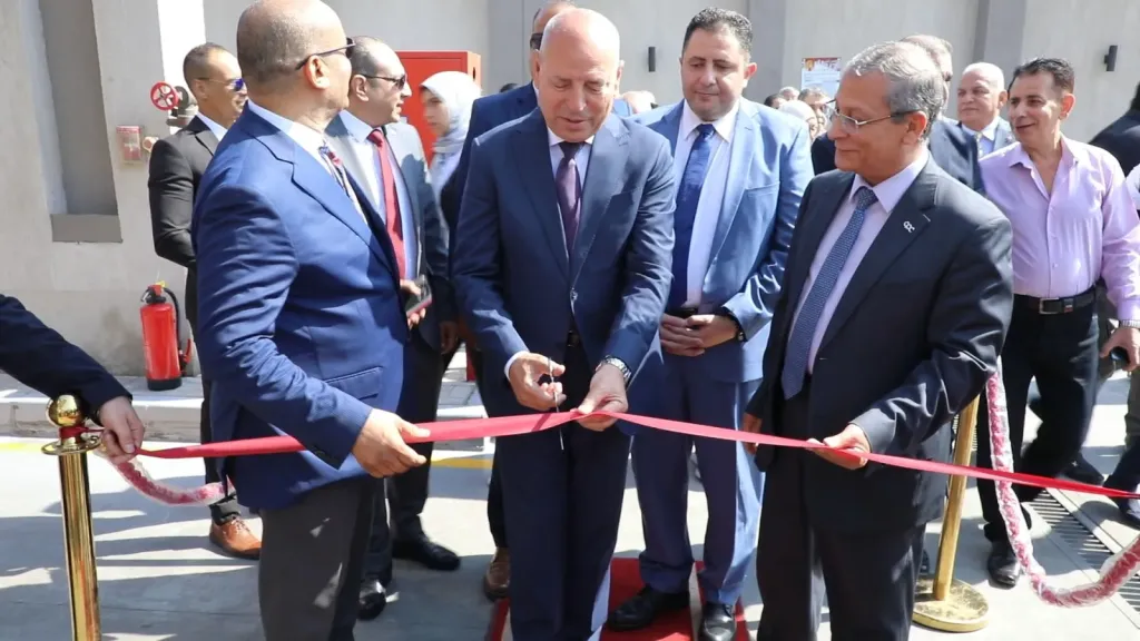 محافظ القاهرة ورئيس شركة التعاون للبترول يشهدان افتتاح محطة بنزين بالشرابية