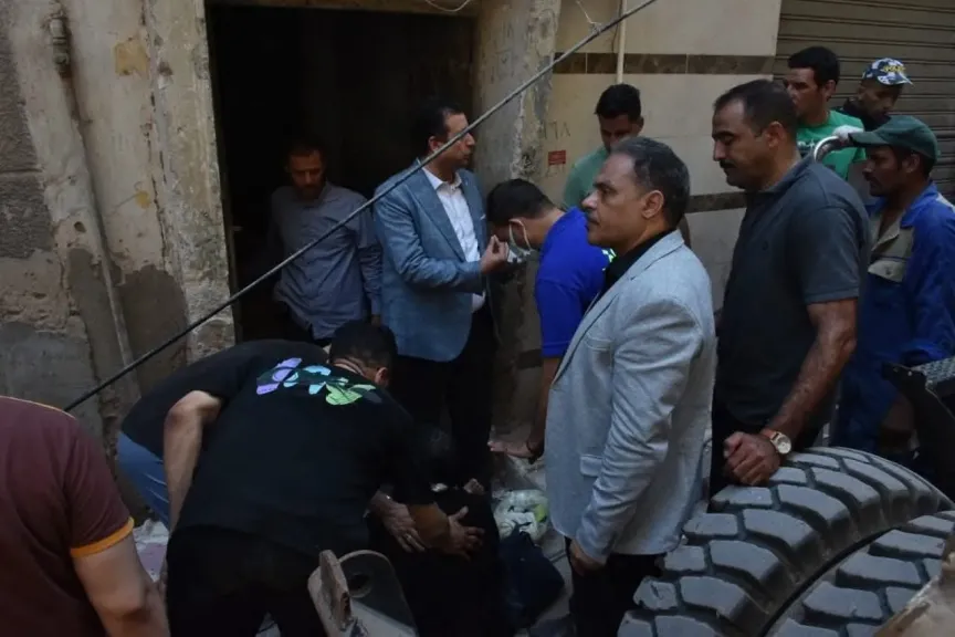 محافظ الشرقية: وفاة مواطن و6 إصابات في حادث انهيار عقار الزقازيق| صور