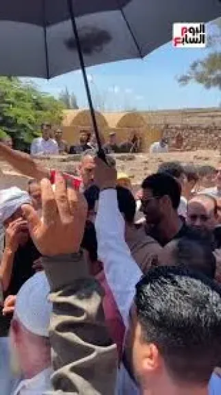 شاهد.. محمد الشناوى يلقى النظرة الأخيرة على جثمان والده