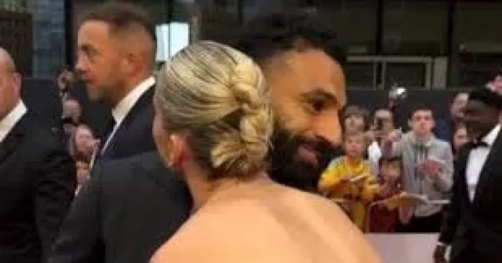 قبلة محمد صلاح وأليسيا ليست الأولى بين نجم ونجمة الدورى الإنجليزى.