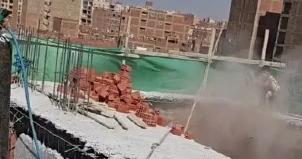محافظة الجيزة تزيل عقارا مخالفا فى منطقة منشأة البكارى بحى الهرم