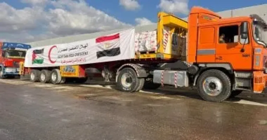 تدفق قوافل ”زاد العزة” إلى غزة محملة بآلاف الأطنان من المساعدات