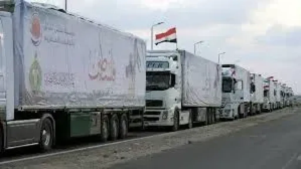 قافلة «زاد العزة» الـ157 تدخل إلى الفلسطينيين فى قطاع غزة