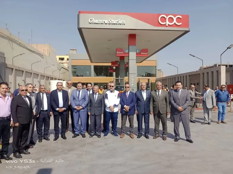 محافظ القاهرة برفقة نواب الشرابية والزاوية فى افتتاح أول  محطة وقود بالشرابية