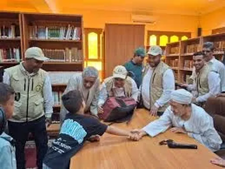 شيخ الأزهر يشارك التلاميذ فرحتهم خلال إطلاق بيت الزكاة حملة ”إلى المدرسة”..