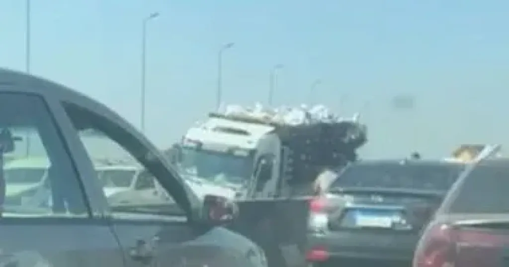 انقلاب سيارة محملة بالعنب على الطريق الدائرى اتجاه قليوب
