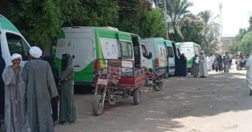 فحص وتقديم العلاج لـ762 مواطن فى قافلة طبية مجانية بمدينة الزينية شمال الأقصر