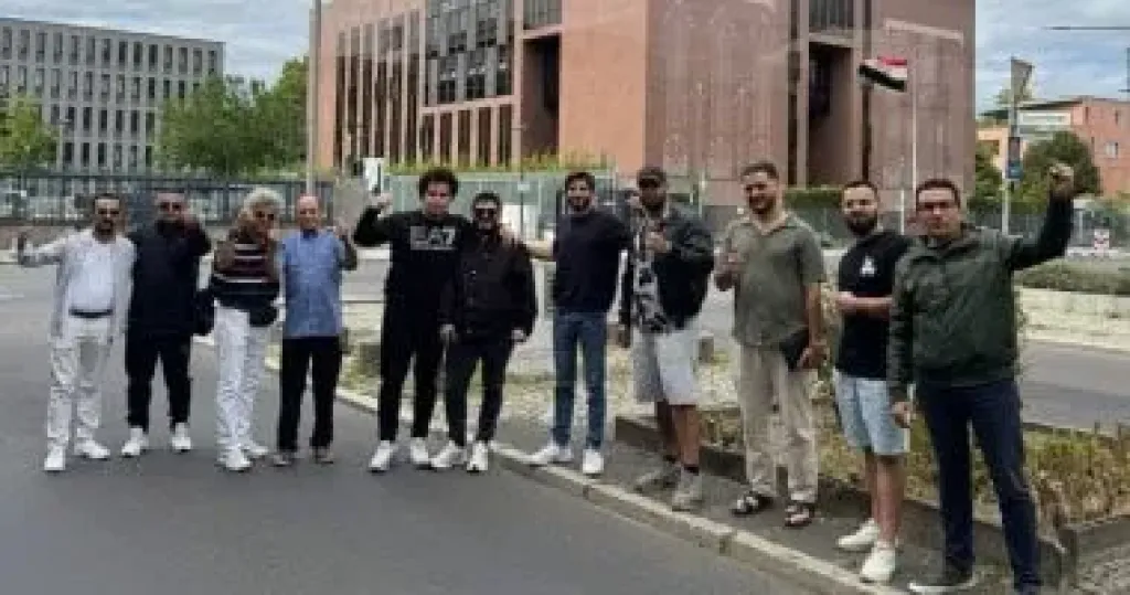 المصريون في ألمانيا يوجهون رسالة دعم للبعثات الدبلوماسية من أمام سفارتنا ببرلين
