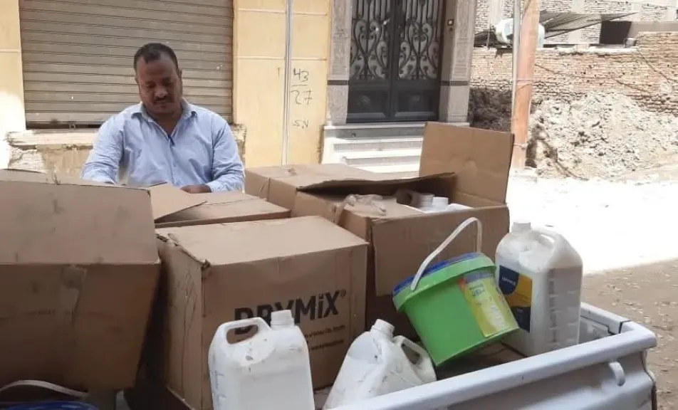 ضبط نصف طن كيماويات بناء ومواد عازلة منتهية الصلاحية داخل مخزن ببندر الأقصر|صور
