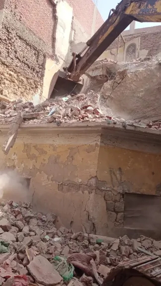 محافظ الشرقية يُتابع أعمال إزالة عقار آيل للسقوط غير مأهول بالسكان