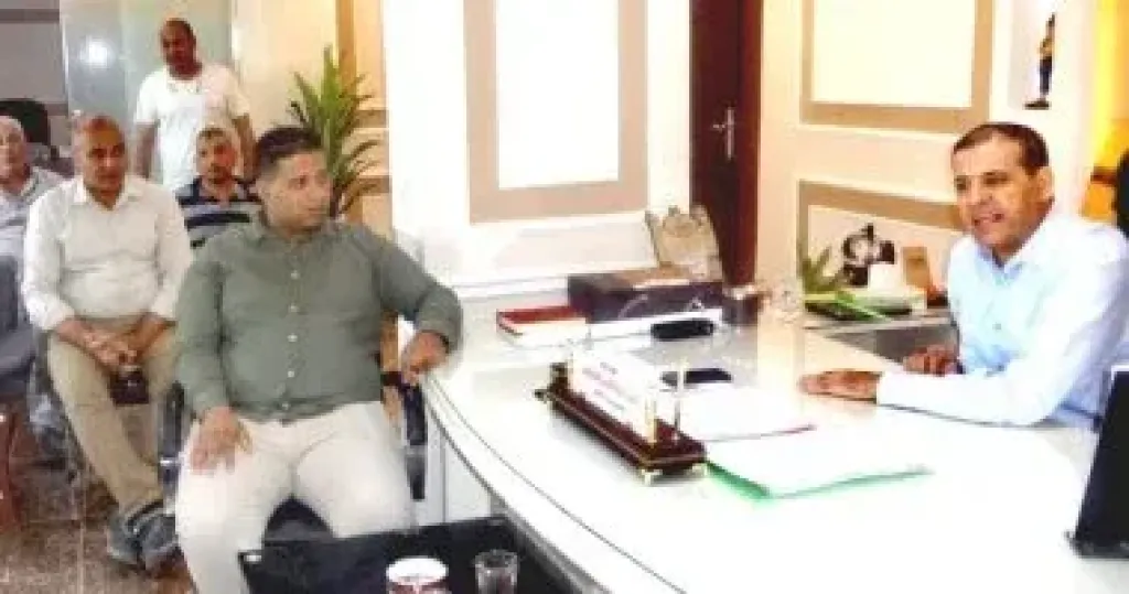 رئيس مدينة الأقصر يناقش مع رؤساء الأحياء ملفات تحسين الخدمات المقدمة للمواطنين