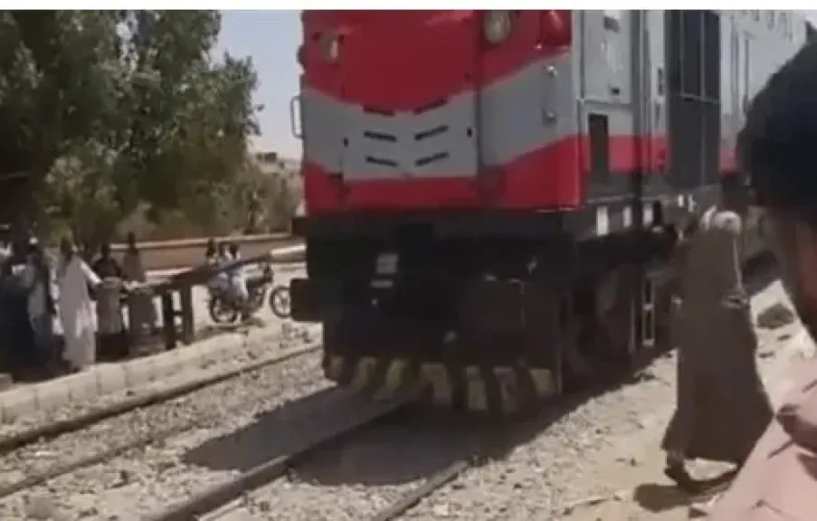 وزير النقل يكرم عامل مزلقان السادات ببني سويف