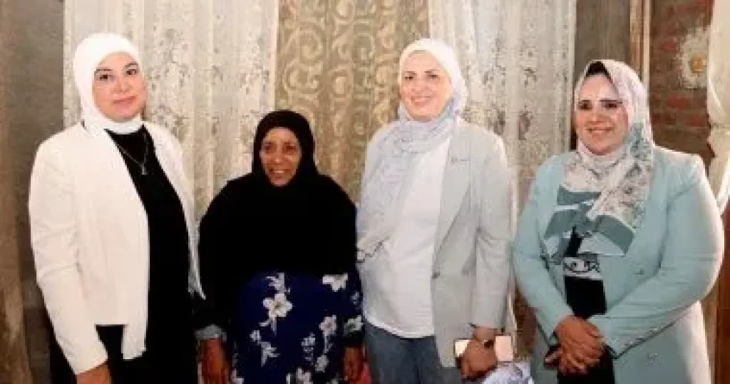 محافظ الإسماعيلية يقدم مساعدة مالية فورية لسيدة من أبو صوير ”بائعة الخبز”