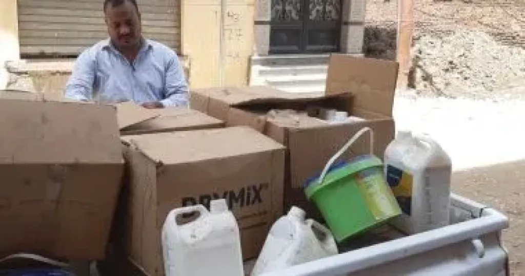 ضبط نصف طن كيماويات بناء ومواد عازلة منتهية الصلاحية داخل مخزن ببندر الأقصر