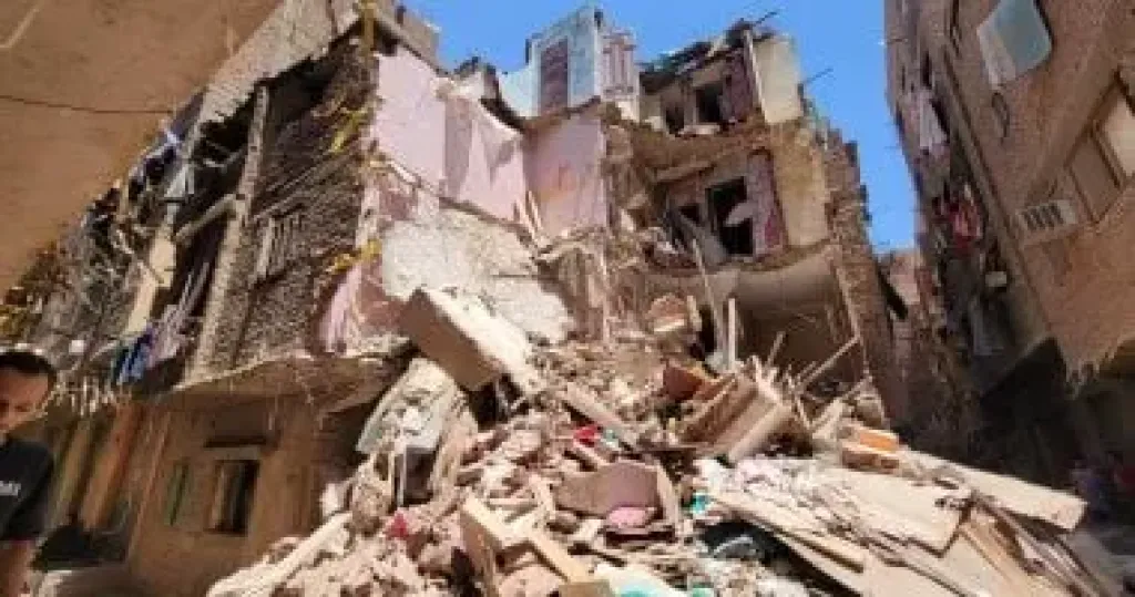 انهيار أسقف 3 طوابق بمنزل قديم والبحث عن سيدة أسفل الأنقاض بالغربية