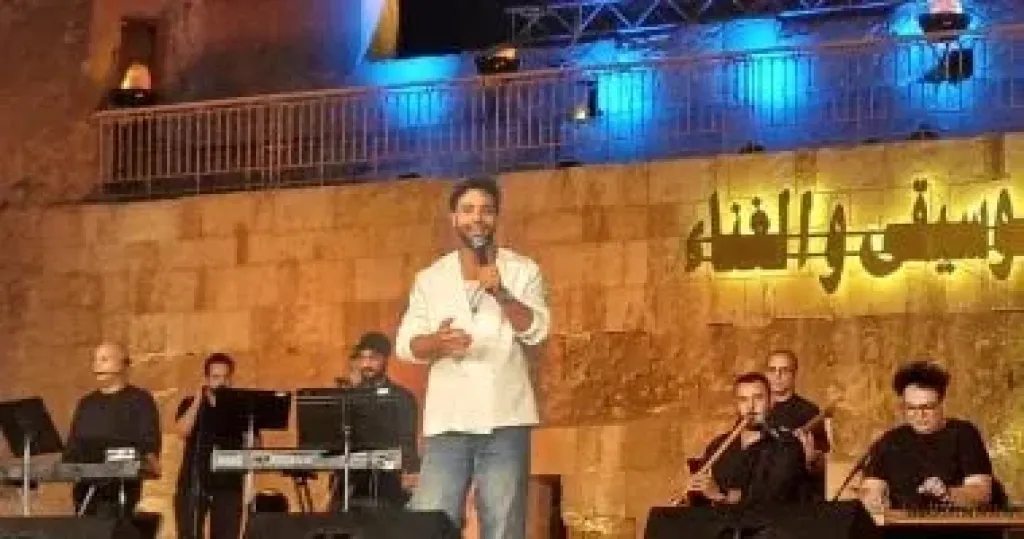 أحمد جمال يبدأ حفله فى مهرجان القلعة بأغنية حلوة الأجواء