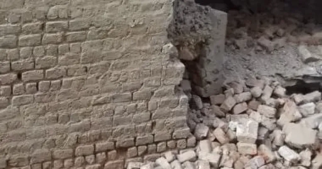 مصرع طفل وإصابة آخرين إثر انهيار حائط في طما بسوهاج