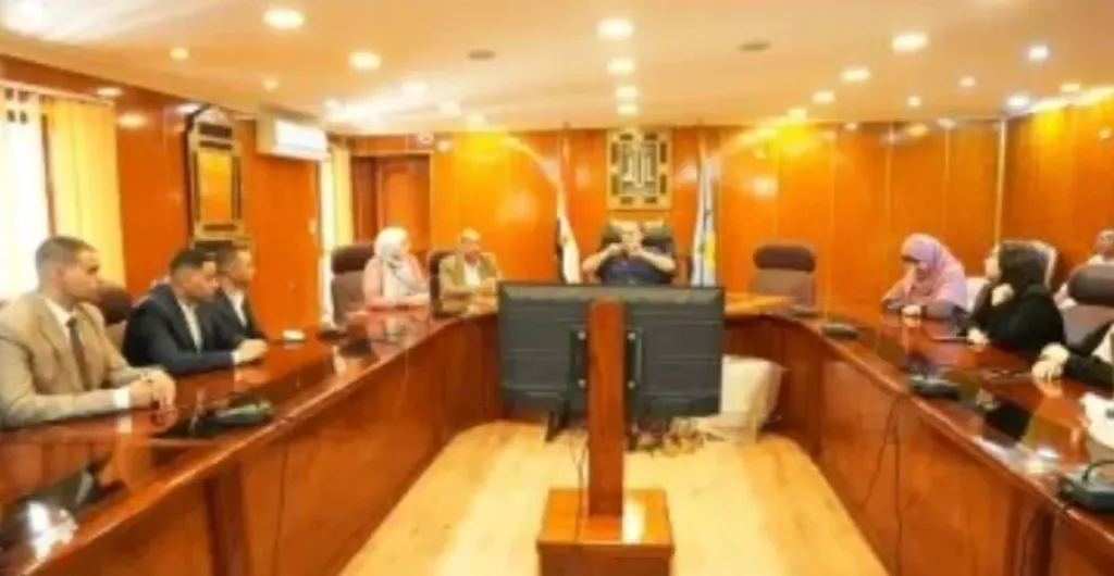 محافظ أسيوط يلتقى خريجى الهندسة ويؤكد دعمه لتحويل ابتكاراتهم لمشروعات تنموية