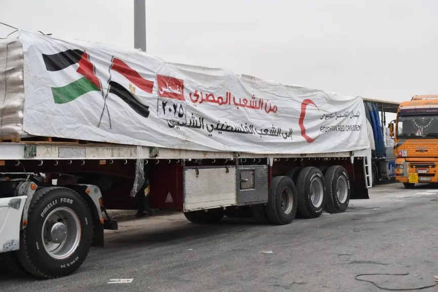 الهلال الأحمر المصري يدفع أكثر من 3500 طن مساعدات غذائية وإغاثية عاجلة عبر قافلة «زاد العزة» الـ 21 إلى غزة