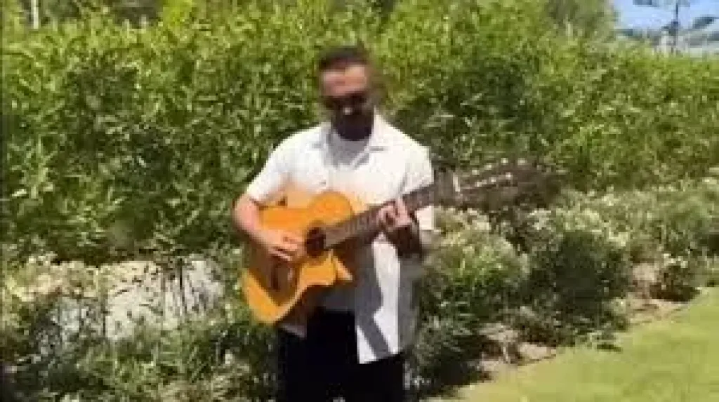 تامر حسني يشارك في تريند أنا بشحت بالجيتار