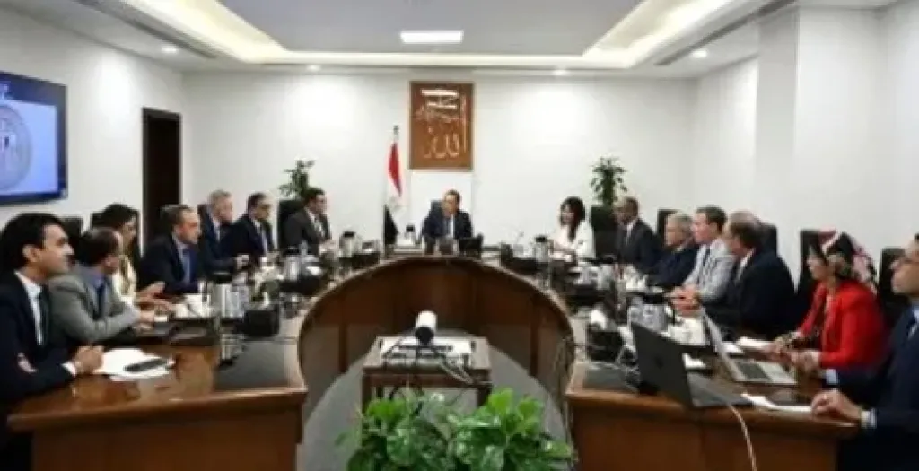 رئيس الوزراء يُتابع الإجراءات والموقف التنفيذي لمشروعات تحلية مياه البحر