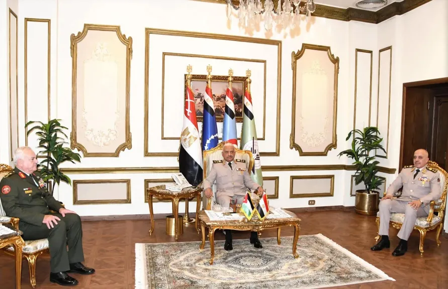 وزير الدفاع ورئيس الأركان  يلتقيان رئيس هيئة الأركان المشتركة للقوات المسلحة بالمملكة الأردنية الهاشمية.. صور