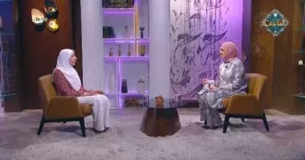 هل يجوز للمرأة قراءة القرآن فى بيتها دون الحجاب؟.. أمينة الفتوى تجيب