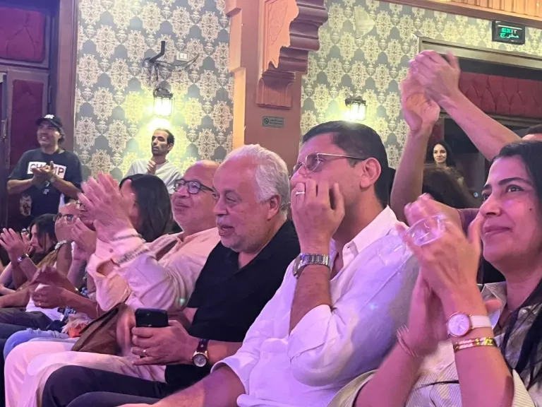 أشرف زكي يفاجئ نجوم «العشاء الأخير» الفائز بجائزة المهرجان القومي للمسرح