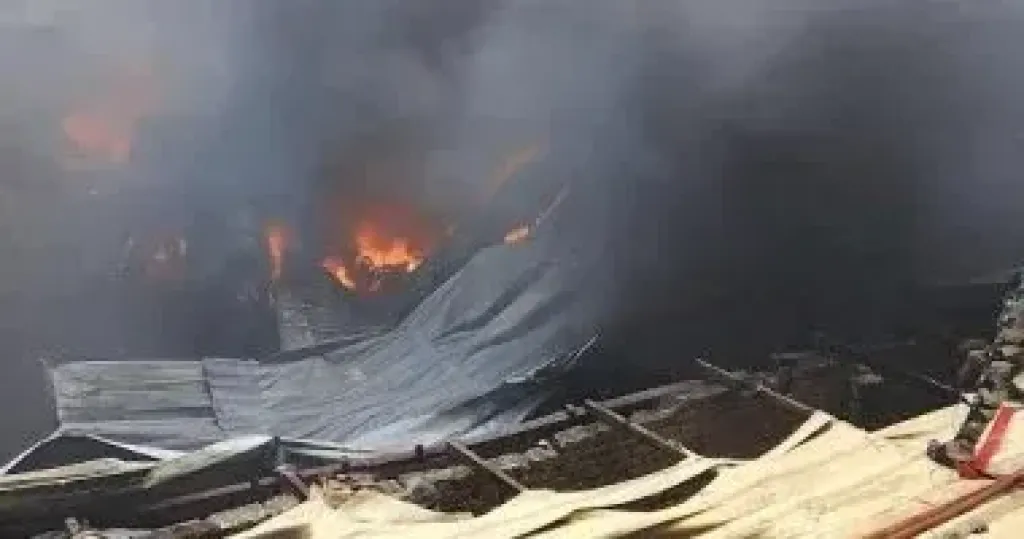 حريق هائل يلتهم مصنع كونتر فى دمياط