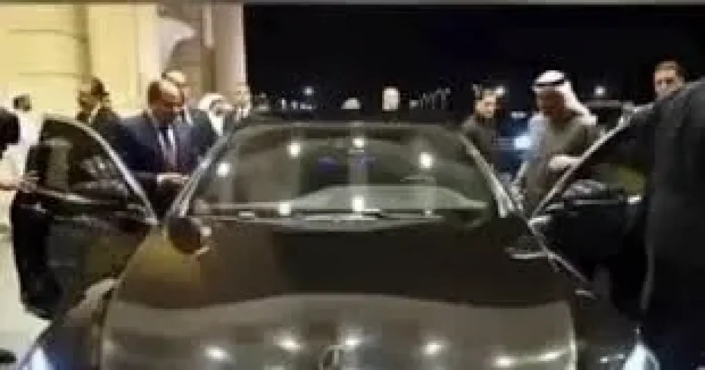 زيارة أخوية.. محمد بن زايد يقود سيارة الرئيس السيسى بمطار العلمين..