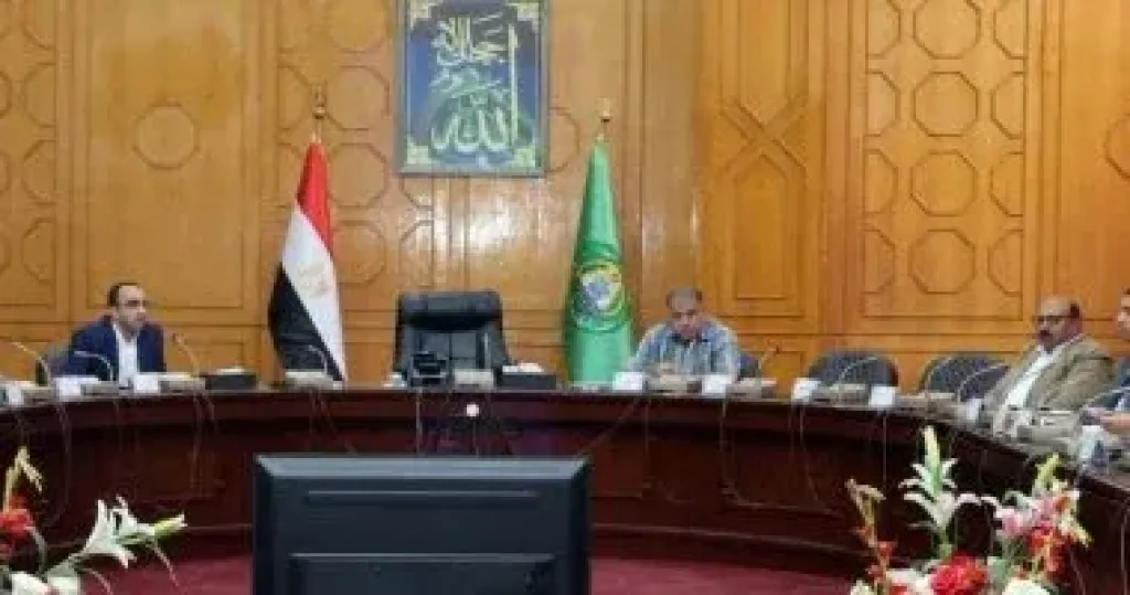 نائب محافظ الإسماعيلية يناقش الموقف التنفيذى لمشروعات المياه والصرف الصحى