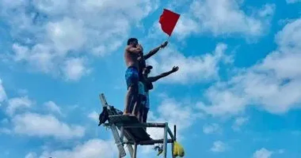 الوحدة المحلية لرأس البر تحذر المصطافين من نزول البحر بسبب ارتفاع الأمواج