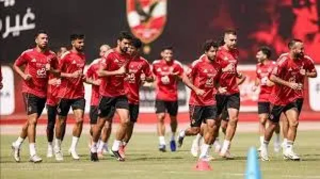 ريبيرو يجتمع بجهازه المعاون استعدادا لمواجهة بيراميدز بالدوري
