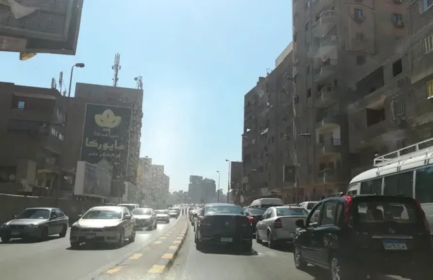 كثافات مرورية متحركة وانتشار أمني على الطرق والمحاور الرئيسية بالقاهرة والجيزة