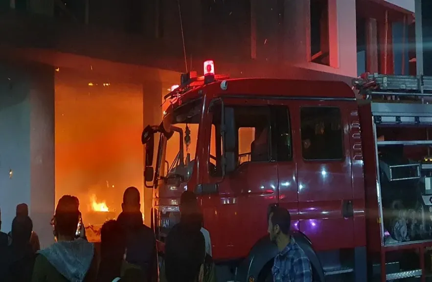 إصابة عاملين إثر نشوب حريق داخل محلين تجاريين في حدائق أكتوبر