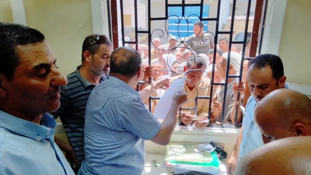 وكيل زراعة البحيرة يوزع الأسمدة بنفسه على المزارعين