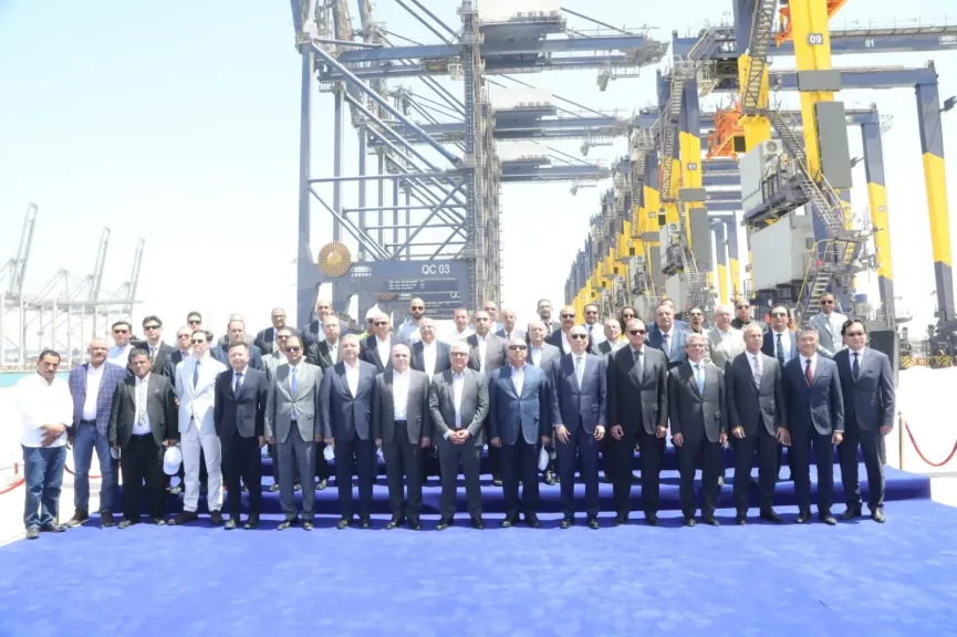 وزير الصناعة والنقل فى ميناء السخنة، ويشهد احتفالية شركة هاتشيسون العالمية بوصول أوناش عملاقة