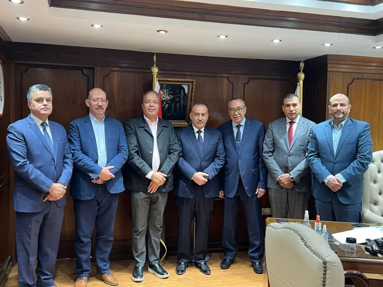 محافظ أسيوط يلتقي رئيس شركة حلوان للأسمدة لبحث إقامة مشروعات