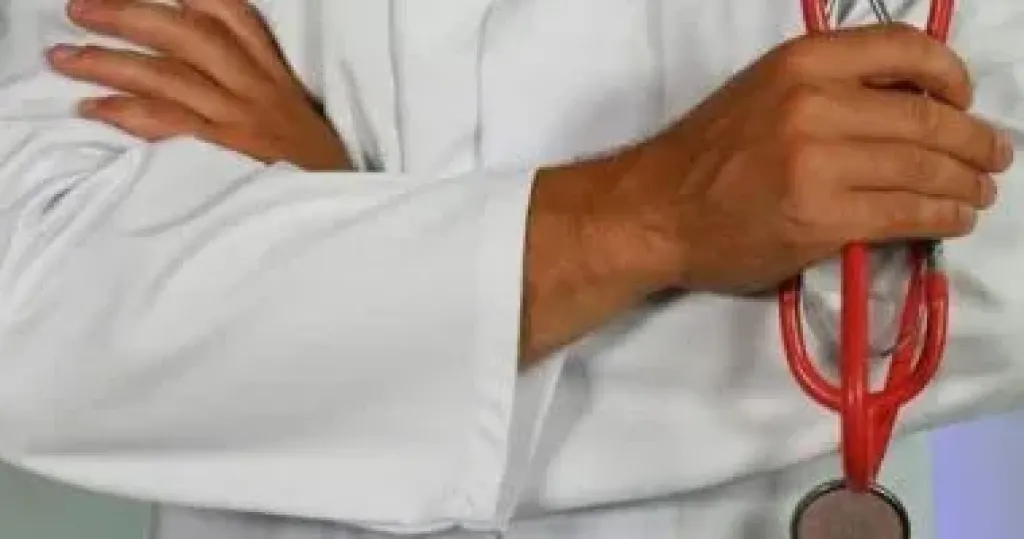 اتهام طبيب بالتسبب في وفاة طفل أثناء إجراء عملية اللوز بالطالبية