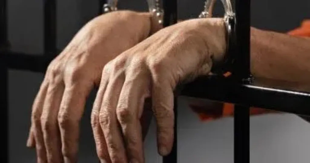 حبس تاجر مخدرات ضبط بحوزته كمية من الحشيش والأيس فى الشيخ زايد 4 أيام