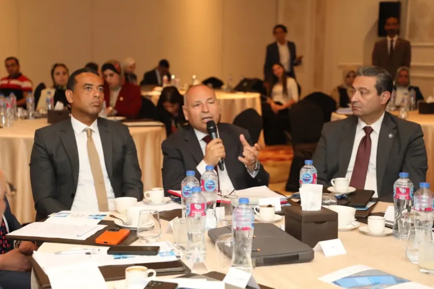 محافظ القاهرة يشهد ورشة العمل”بناء. القدرات الرقمية لقيادات المجتمعات العمرانية والإدارة المحلية