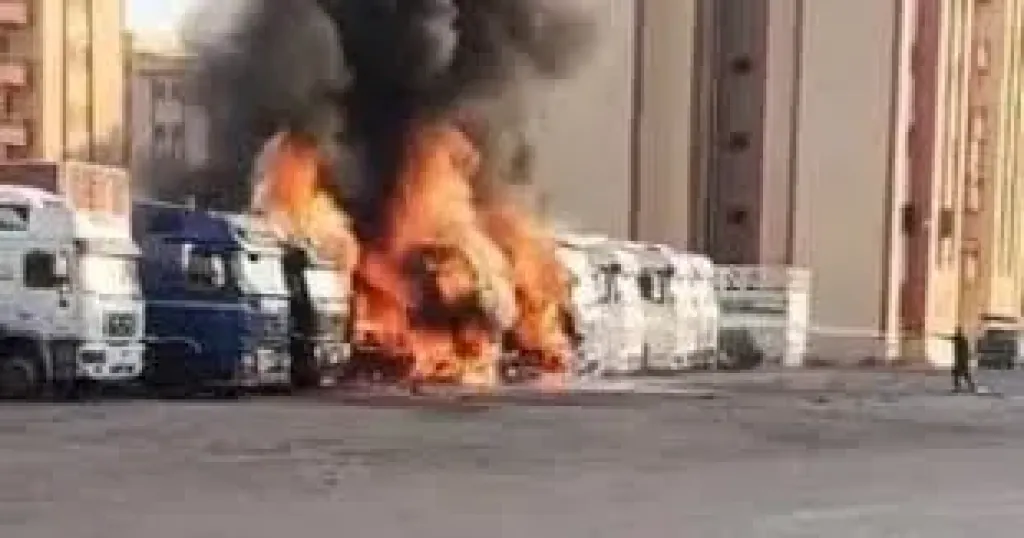 السيطرة على حريق 4 سيارات بجراج خلف مستشفى القرين بالشرقية