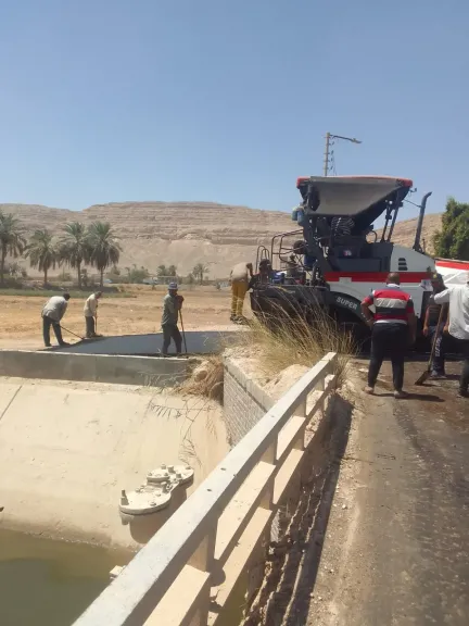 محافظ أسيوط: استمرار أعمال رصف طريق ”ريفا – موشا”.. ورئيس المركز