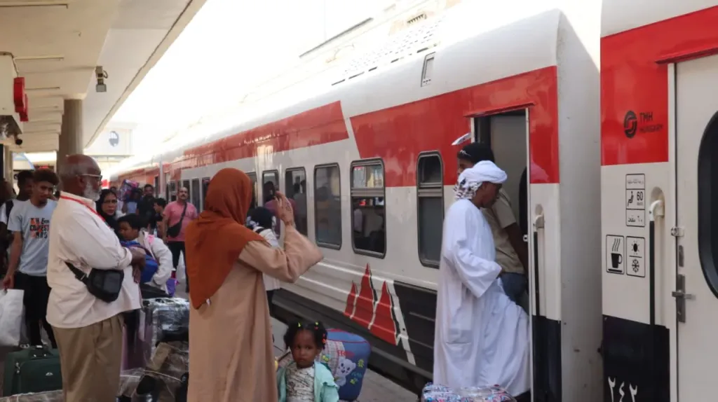 السكة الحديد   القطار التاسع للعودة الطوعية للأشقاء السودانيين وعلي متنه ٩٤٠ سودانيا
